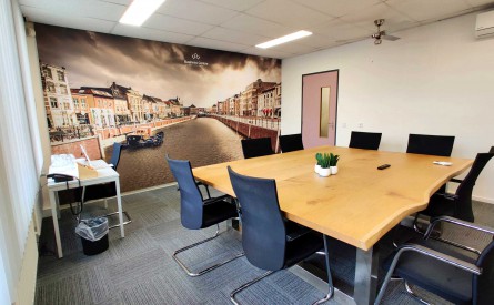 Meeting room for up to 8 people with air conditioning